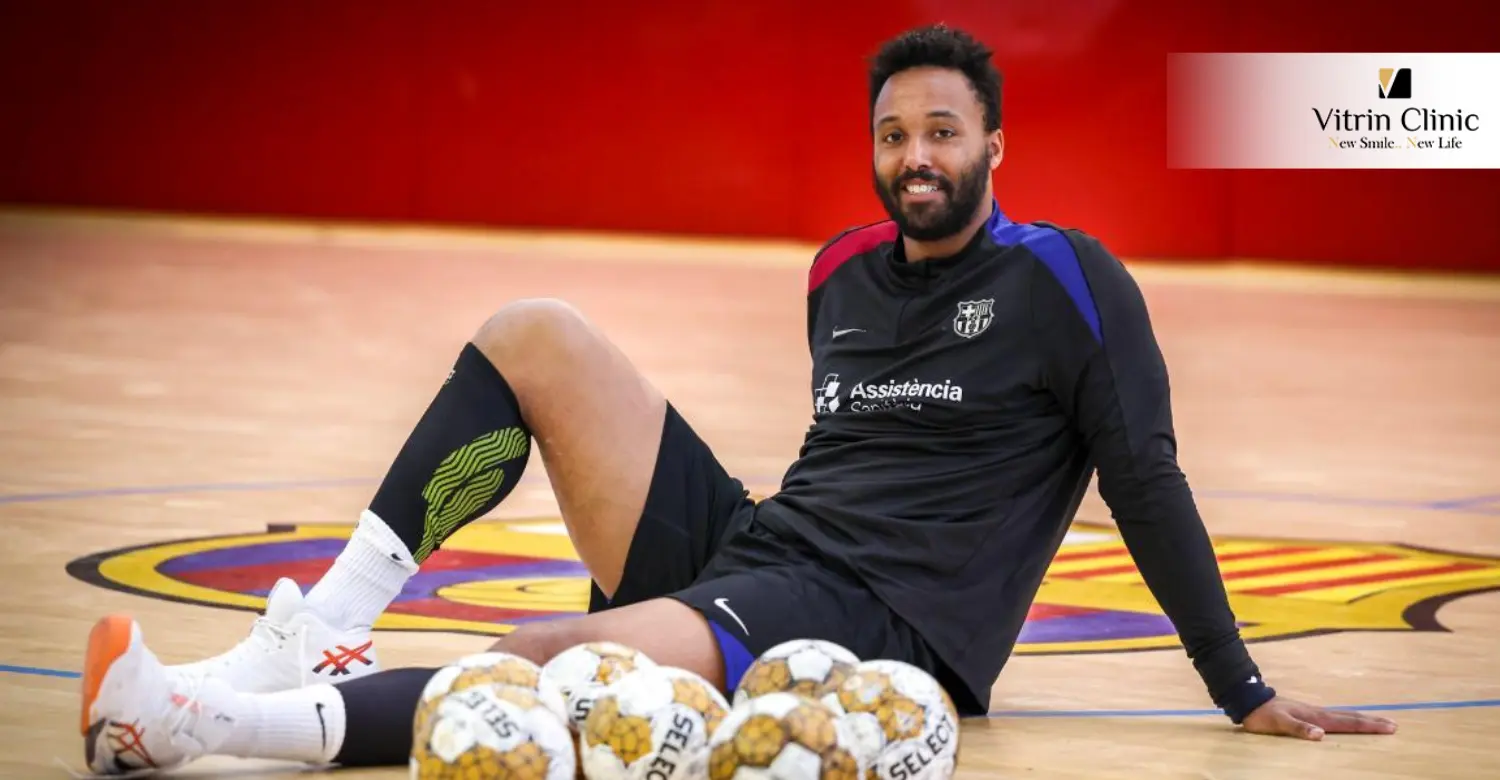 Qu’est-ce qui rend le sourire de Timothey N’Guessan mémorable ?